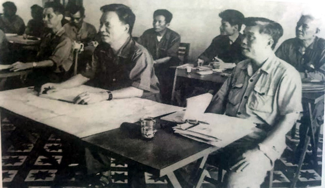Thượng tướng Lê Đức Anh - Thứ trưởng Bộ Quốc phòng, Trưởng ban lãnh đạo Đoàn chuyên gia kiêm tư lệnh Quân tình nguyện Việt Nam tại Campuchia nghe báo cáo tình hình chiến sự và công tác giúp nước bạn hồi sinh đất nước tại Sở chỉ huy lãnh đạo đoàn chuyên gia ở Phnôm Pênh - Campuchia tháng 3/1980.