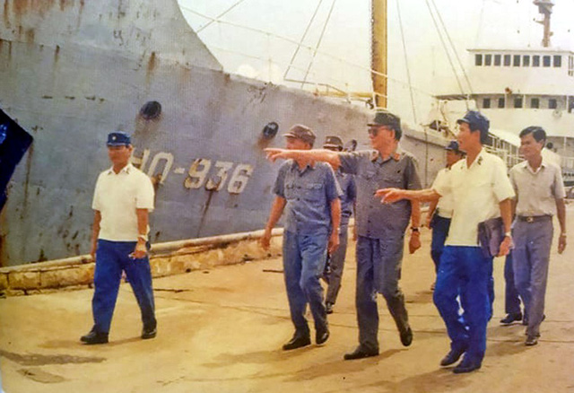 Đại tướng Lê Đức Anh - Bộ trưởng Bộ Quốc phòng kiểm tra tình hình tại quân cảng Cam Ranh, tháng 6/1987.
