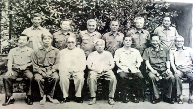 Đại tướng Lê Đức Anh - Phó bí thư Đảng ủy Quân sự Trung ương, Bộ trưởng Bộ Quốc phòng (ngồi thứ hai từ phải sang) chụp ảnh lưu niệm cùng các đồng chí trong Đảng ủy Quân sự Trung ương tại Hà Nội, tháng 8/1987.