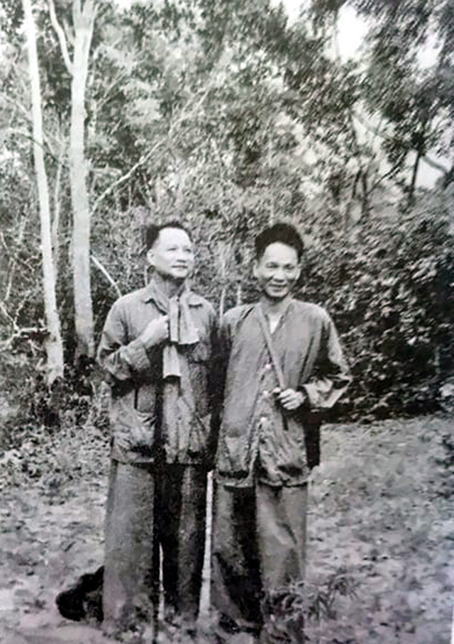 Trung tướng Trần Văn Trà - Tư lệnh Bộ chỉ huy miền và Tham mưu trưởng Lê Đức Anh trên đường đi công tác chiến khu D năm 1971.