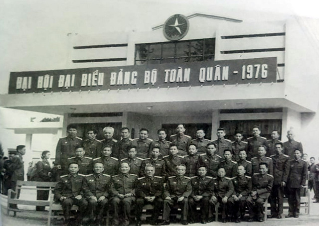  Trung tướng Lê Đức Anh - Tư lệnh Quân khu 9 (ngồi ghế ngoài cùng bên phải) chụp ảnh cùng với Đại tướng Võ Nguyên Giáp, Đại tướng Văn Tiến Dũng và một số đại biểu dự Đại hội biểu dương Đảng bộ quân đội lần thứ II tại Hà Nội năm 1976. 