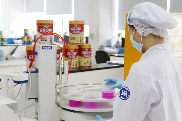 Đầu tư vào R&D và kiểm soát chất lượng giúp các sản phẩm sữa bột của Vinamilk đáp ứng được các tiêu chuẩn chất lượng trong nước và cả xuất khẩu.