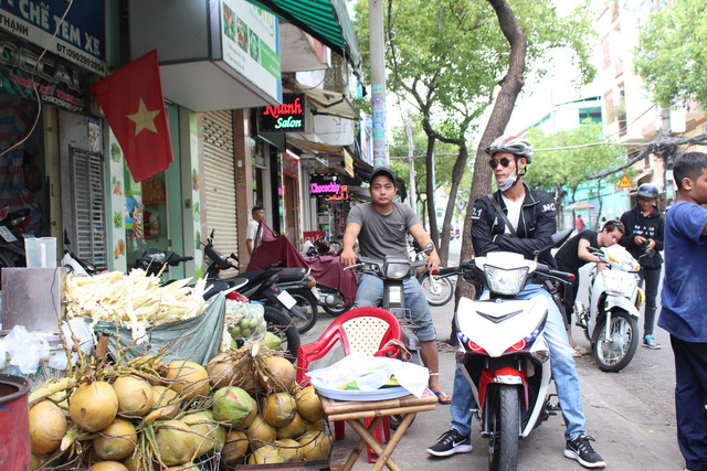  Khách xếp hàng chờ mua dừa tại một điểm bán tại quận Bình Thạnh (Ảnh: Phúc Huy). 