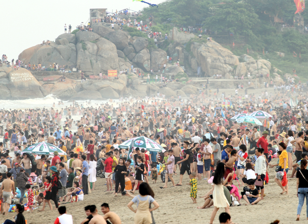 Những ngày này, hàng triệu lượt du khách từ khắp nơi đã ùn ùn kéo đến Sầm Sơn (Thanh Hóa) để nghỉ dưỡng, tắm mát.