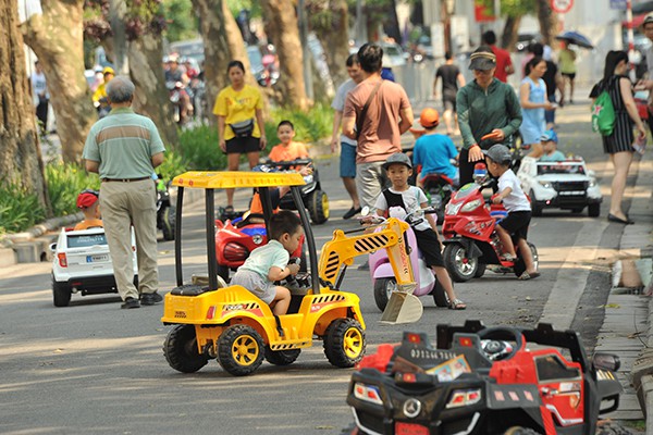 Hiện nay, ban quản lý phố đi bộ chỉ cho phép dịch vụ này hoạt động tại đoạn đường đôi phố Lê Thái Tổ.