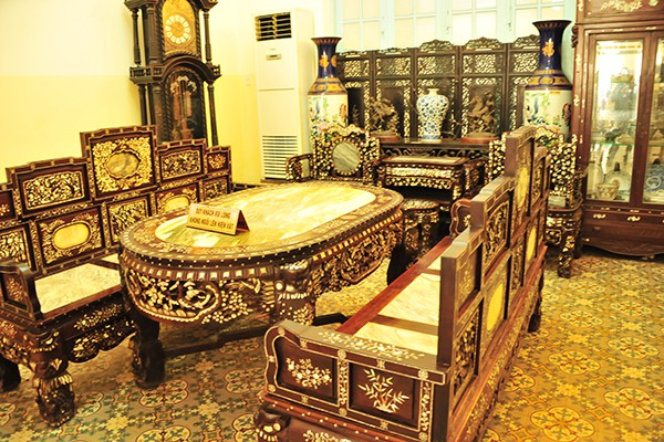  Bộ trường kỷ ngũ sơn cùng với các vật dụng khác trong phòng khách đều được làm từ gỗ quý và khảm xà cừ tinh xảo. 