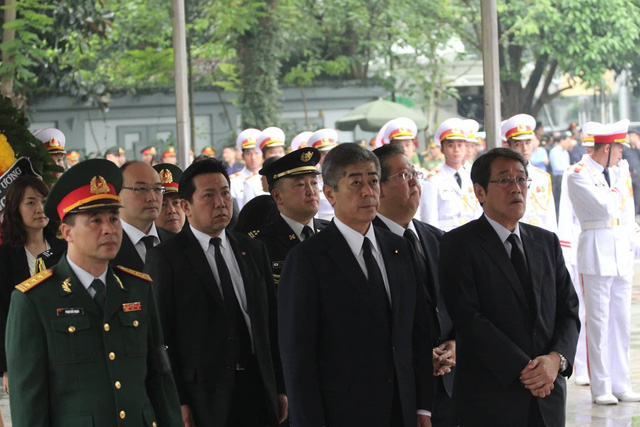  Bộ trưởng Quốc phòng Takeshi lwaya dẫn đầu đoàn Chính phủ Nhật Bản tại lễ viếng. Ảnh: Lê Bảo 