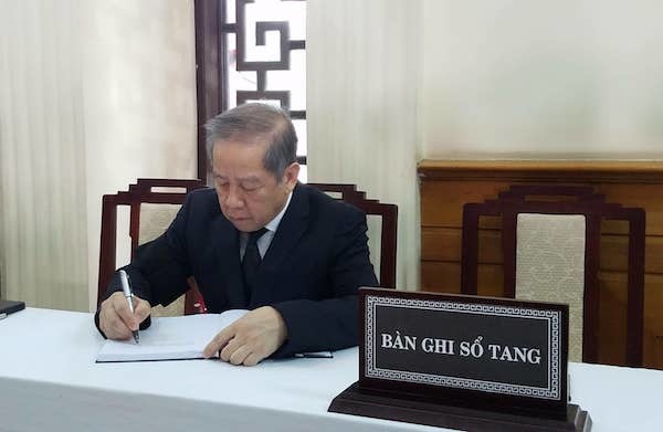  Ông Phan Ngọc Thọ, Chủ tịch UBND tỉnh Thừa Thiên Huế viết sổ tang. Ảnh:VNE 