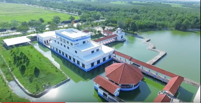 Khu nhà làm việc nổi trên mặt hồ là kiến trúc độc đáo tạo điểm nhấn cho “resort” bò sữa Tây Ninh