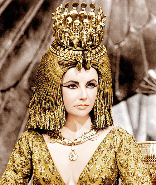 Nữ hoàng Cleopatra nổi tiếng với sự thông thái trong làm đẹp.