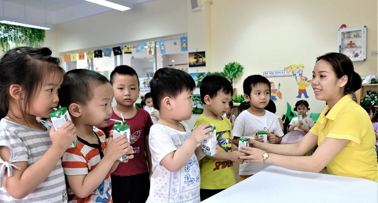 Theo mục tiêu của đề án sữa học đường đến hết năm 2020 có khoảng 1,2 triệu trẻ mầm non và tiểu học ở Hà Nội được uống sữa học đường.p/