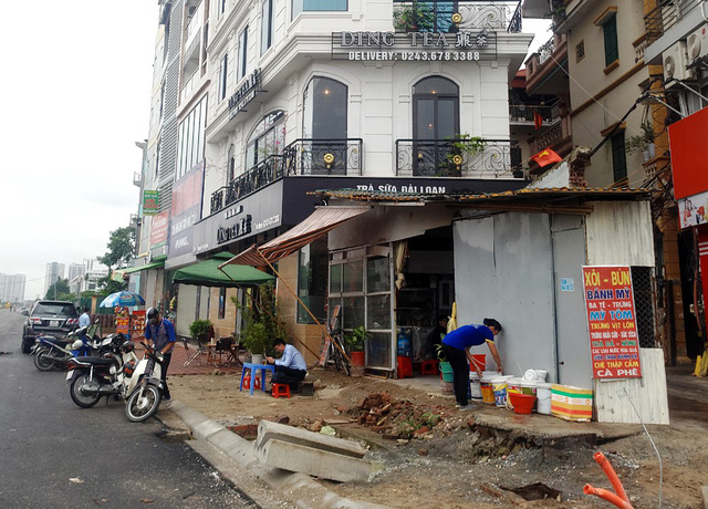 Tại đường Nguyễn Văn Huyên kéo dài, phần đất mang cá thừa ra chỉ vỏn vẹn vài mét vuông được tận dụng làm quán ăn sáng.