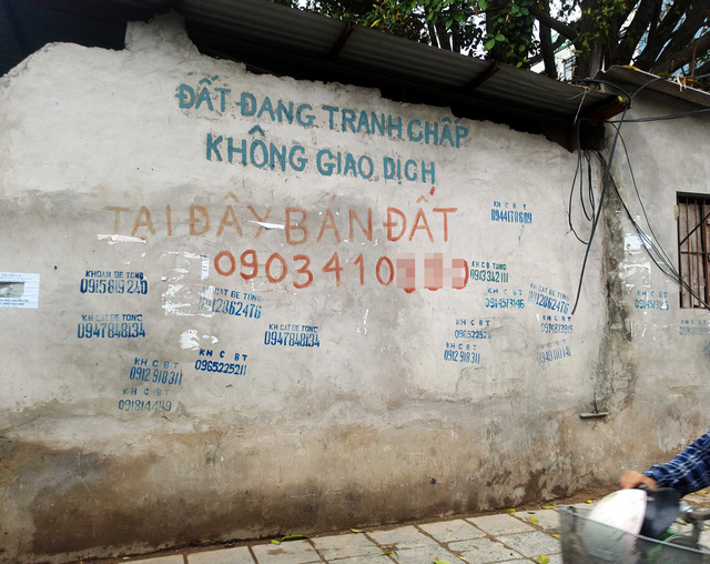 Bức tường tiền tỷ trên đường Nguyễn Văn Huyên từng gây xôn xao dư luận nhiều năm nay vẫn áng ngữ.