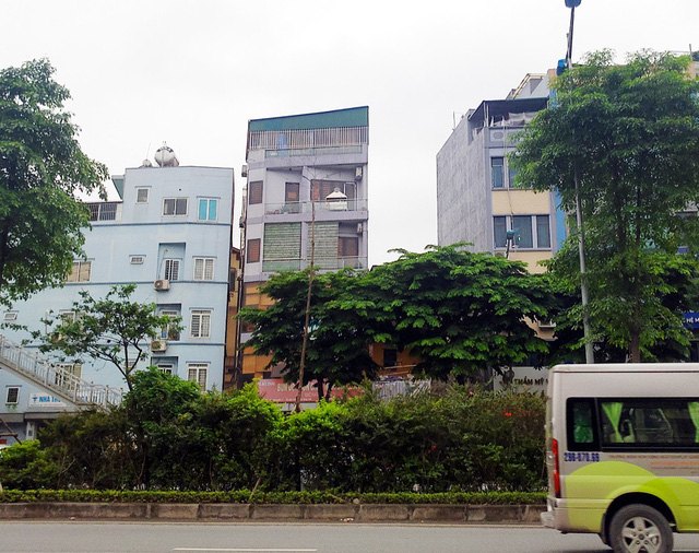 Cách đây ít năm, đường Võ Chí Công được thông xe cũng là thời điểm hàng loạt căn nhà siêu mỏng, siêu méo mọc lên.