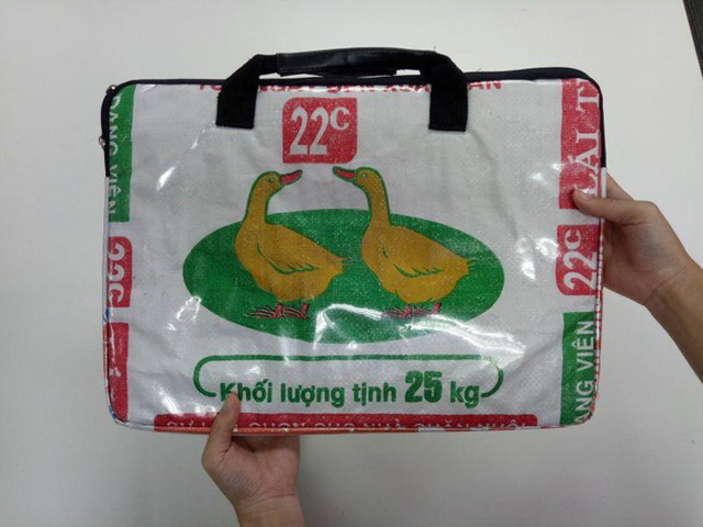 Những chiếc túi xách tái chế từ các bao bì đựng thức ăn chăn nuôi của Việt Nam được giới trẻ Nhật Bản ưa chuộng, giá bán mỗi chiếc dao động từ 330.000 đồng đến xấp xỉ 800.000 đồng.
