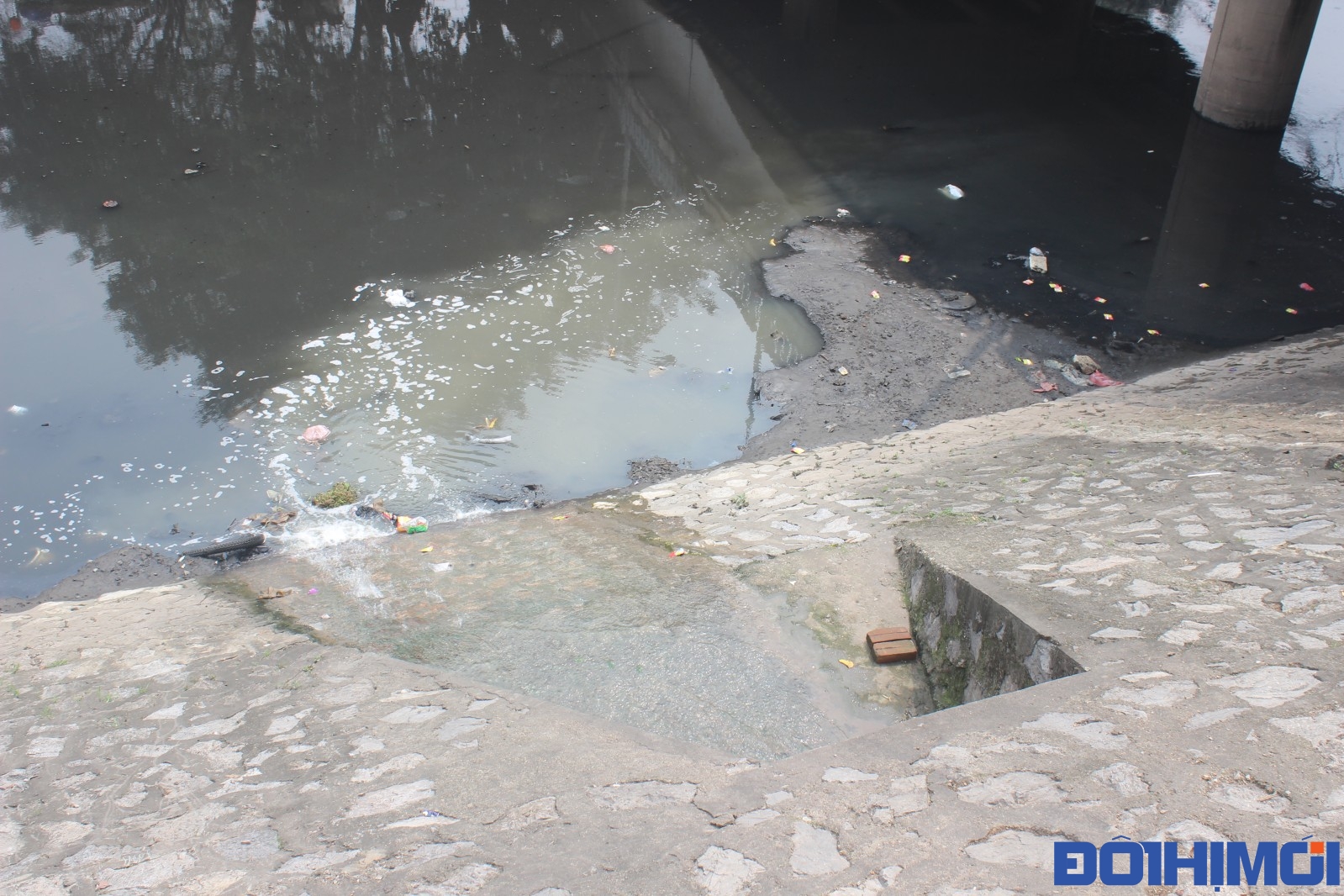 Ảnh 1.2 : Hệ thống xả thải đang xả nước thải chưa được xử lí ra sông Tô Lịch