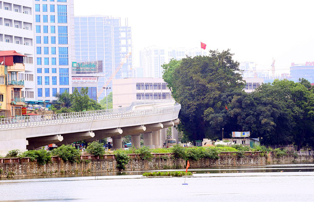 Hồ Thủ Lệ nơi tiếp giáp với tuyến đường sắt Nhổn - Ga Hà Nội.