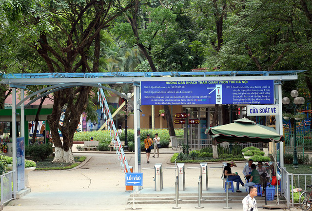 Công viên Thủ Lệ có 3 cổng di chuyển vào bao gồm: Cổng Ngọc Khánh, cổng Kim Mã, cổng đường Bưởi.