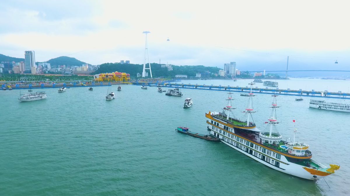 Bến thủy nội địa – Cảng tàu khách quốc tế Hạ Long mở ra cửa ngõ mới thăm vịnh Hạ Long.