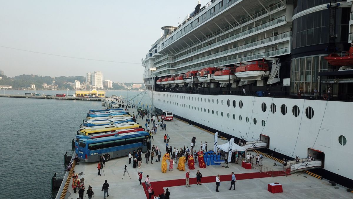 Cảng tàu khách quốc tế Hạ Long là cảng tàu khách chuyên biệt duy nhất ở Việt Nam.