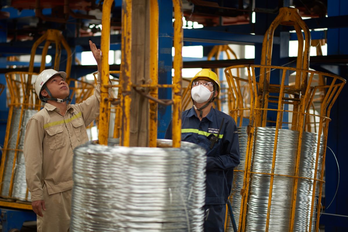 Hòa Phát vừa chính thức xuất 2 container thép rút dây đầu tiên sang Malaysia. (