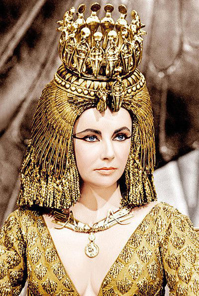 Nữ hoàng Cleopatra bảo tồn nhan sắc huyền thoại với mặt nạ Vàng.