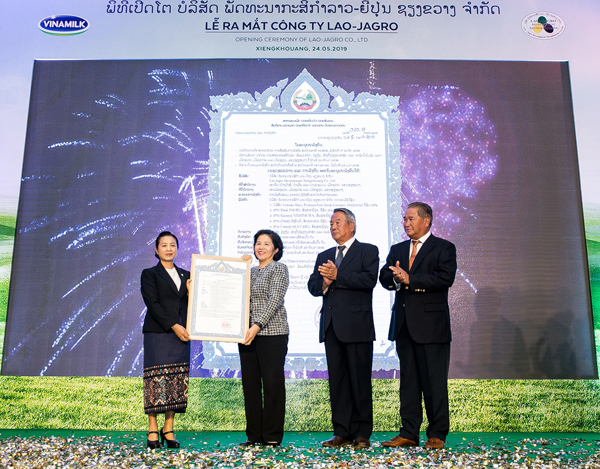 Ban lãnh đạo Công ty Lao-Jagro chính thức nhận giấy chứng nhận đầu tư do Bộ Kế hoạch và Đầu tư Lào cấp