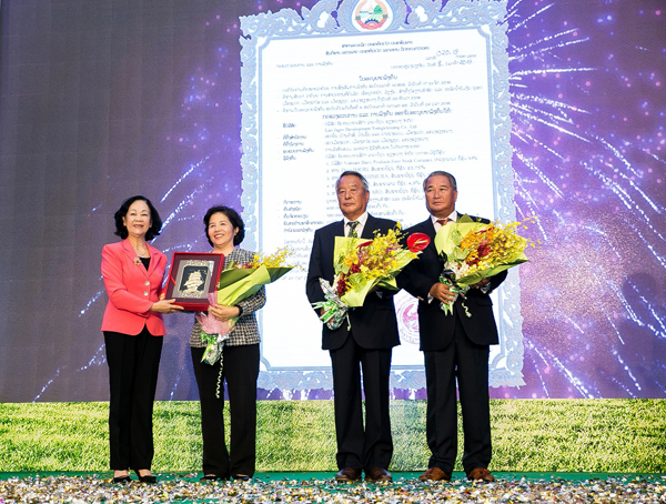 Bà Trương Thị Mai - Ủy viên Bộ Chính trị, Bí thư Trung ương Đảng, Trưởng ban Dân vận Trung ương Đảng Cộng sản Việt Nam tặng hoa chúc mừng cho ban lãnh đạo Công ty Lao-Jagro nhân sự kiện chính thức ra mắt.