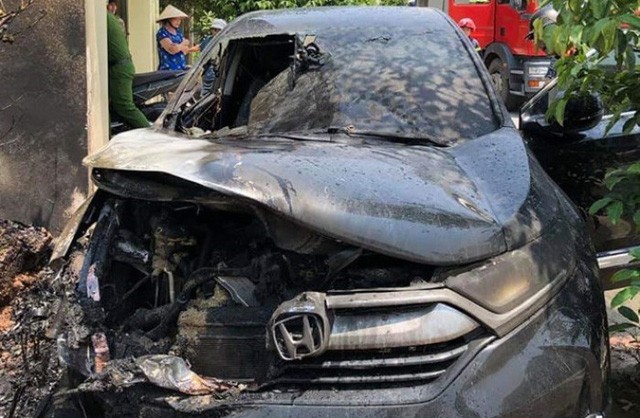 Đậu xe dưới trời nắng, Honda CR-V bất ngờ bốc cháy khiến nhiều người dùng hoang mang.