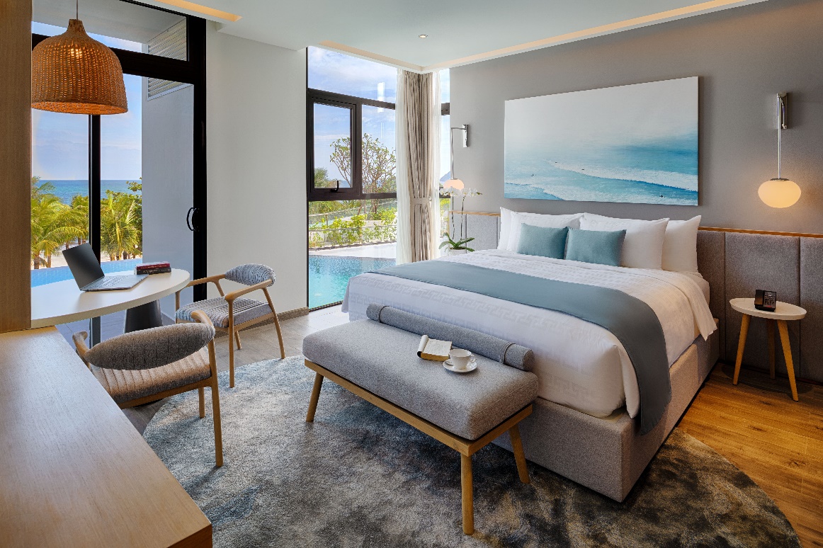 Phòng Suite tại Premier Residences Phu Quoc Emerald Bay với gam màu xanh thiên thanh dịu mát