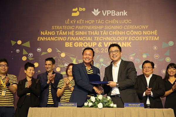 Ông Fung Kai Jin - Phó TGĐ, Giám đốc khối doanh nghiệp vừa và nhỏ ngân hàng VPBank và ông Trần Thanh Hải - Tổng Giám đốc BE Group tại lễ ký kết.