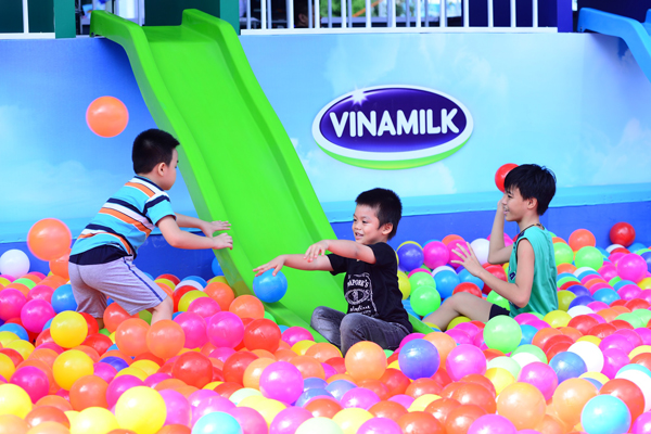 Các bé được thỏa sức khám phá thử thách hấp dẫn tạo cơ hội để các bé vận động cả trí óc lẫn thể chất để hoàn thành, và đổi lấy những phần quà thơm ngon bổ dưỡng từ Vinamilk.