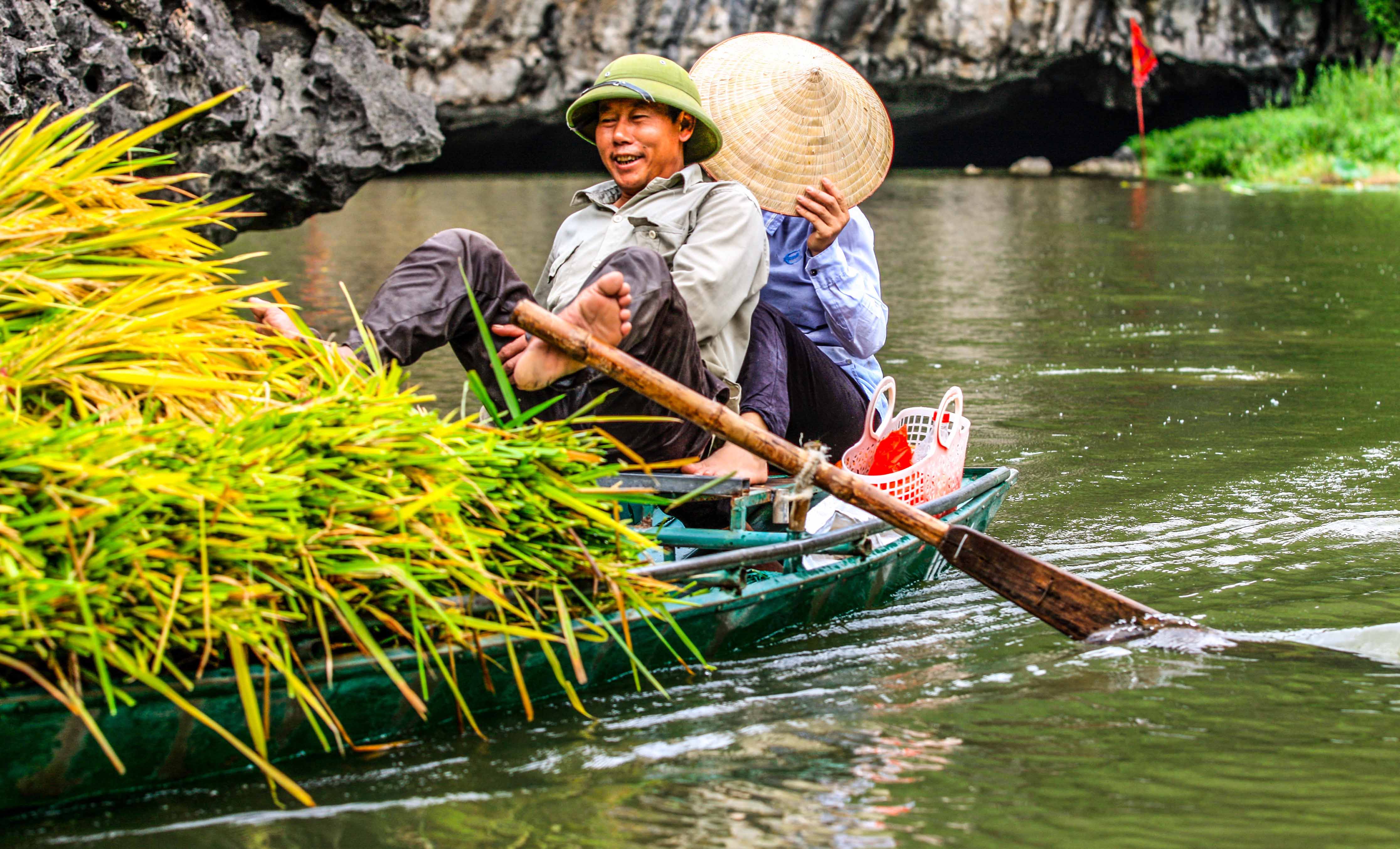Con thuyền nhỏ chở đầy lúa thu hoạch từ những thửa ruộng dòng sông Ngô Đồng của hai vợ chồng ở xã Ninh Hải điều khiển trong một chút ngượng ngùng trước ống kính của lữ khách.
