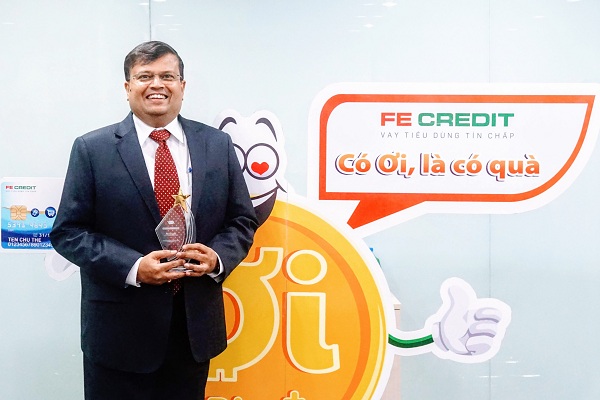 Ông Kalidas Ghose, Phó Chủ Tịch Kiêm Tổng Giám Đốc FE Credit cùng giải thưởng do Mastercard trao tặng.