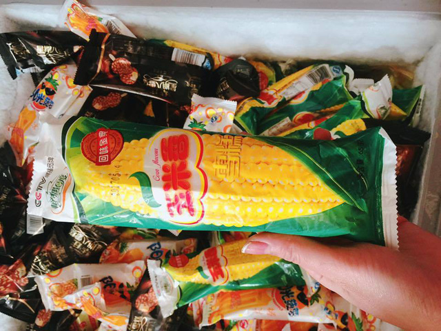 Theo quảng cáo của người bán, kem này là hàng nội địa Trung Quốc nên bao bì toàn tiếng Trung, hạn sử dụng được 5 tháng, một thùng kem có 40 que đủ 10 vị gồm vị ngô, socola, đậu xanh, dâu, vani,...