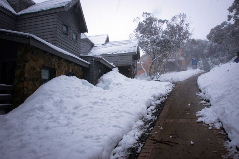 … sáng hôm sau khi mở cửa, bạn sẽ bất ngờ bởi cả khu nhà trọ chìm trong tuyết trắng với lớp tuyết phủ trên đường phố dày tới cả mét.