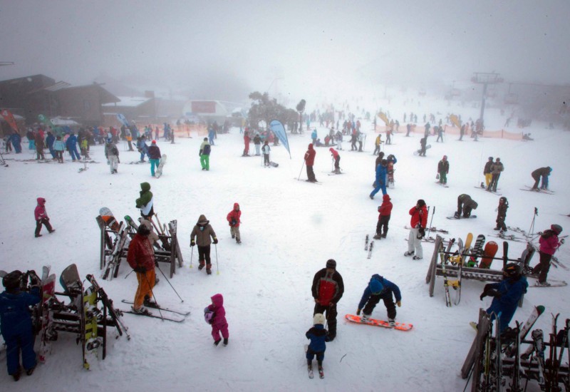 Du khách chơi đùa thỏa thích trên mặt tuyết trắng xóa ở núi tuyết Buller.