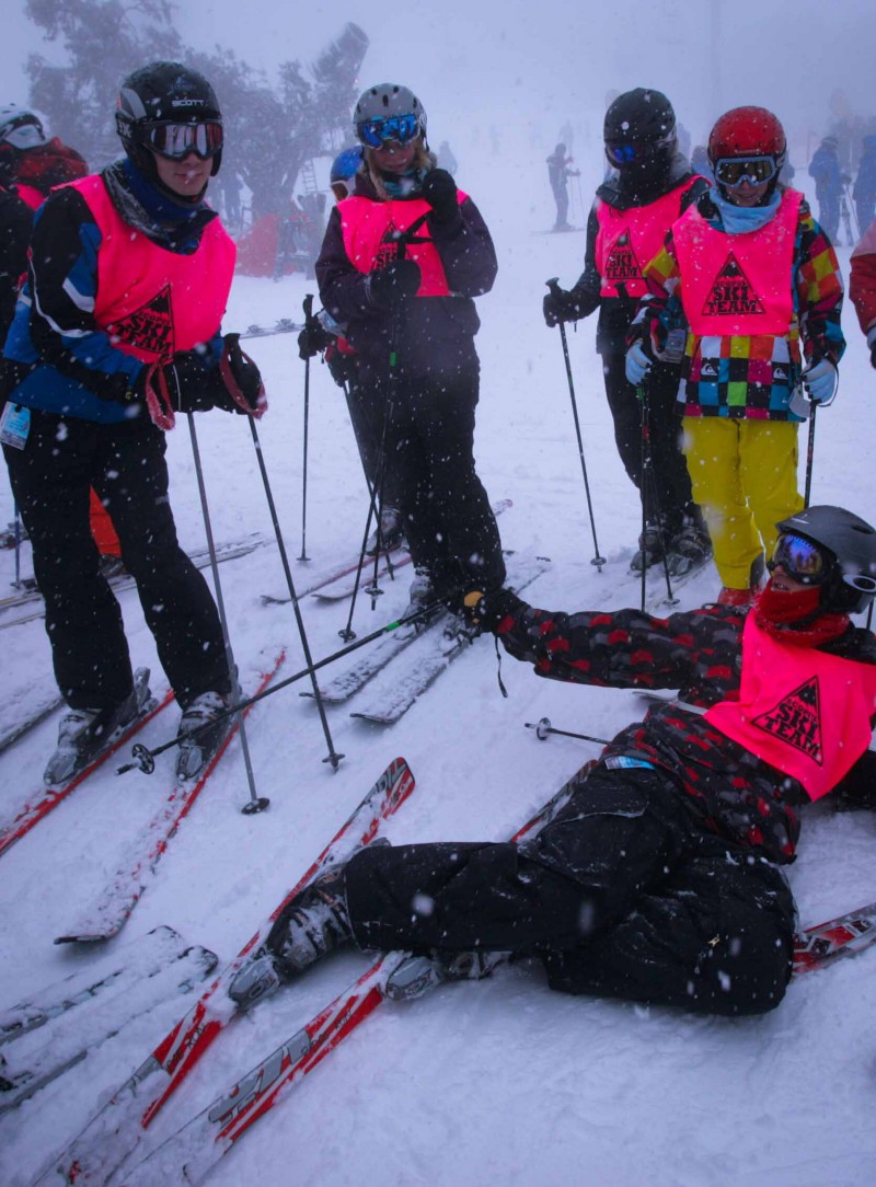 Mọi người đều đến Mt Buller đều có thể trượt tuyết nếu tham gia các lớp học cấp tốc tại đây với khoảng 45 phút như các bạn sinh viên đang trong kỳ nghỉ đông trong ảnh.