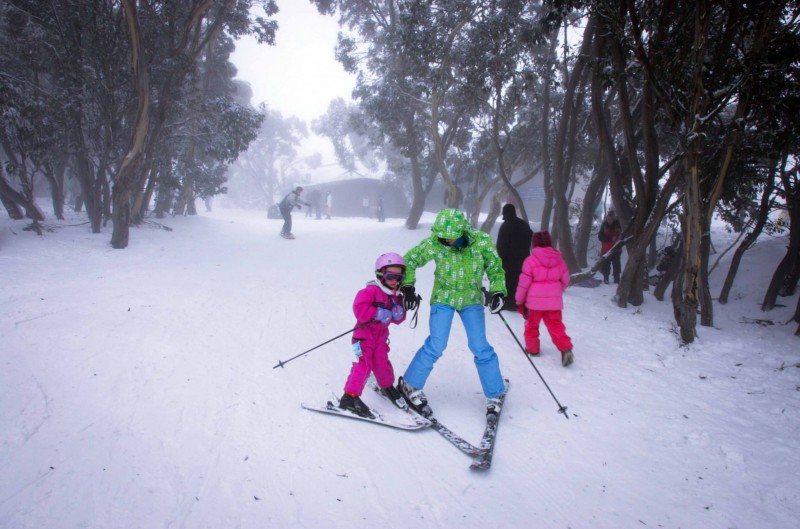 Có rất nhiều trò chơi trên mặt tuyết trắng xoá. Bạn có thể trượt tuyết với ván trượt và gậy chống hay lững lờ, chậm rãi trên ván trượt toboggan, loại hình trượt tuyết được đa số các bạn nữ du học sinh Việt Nam sử dụng trong chuyến du khảo.