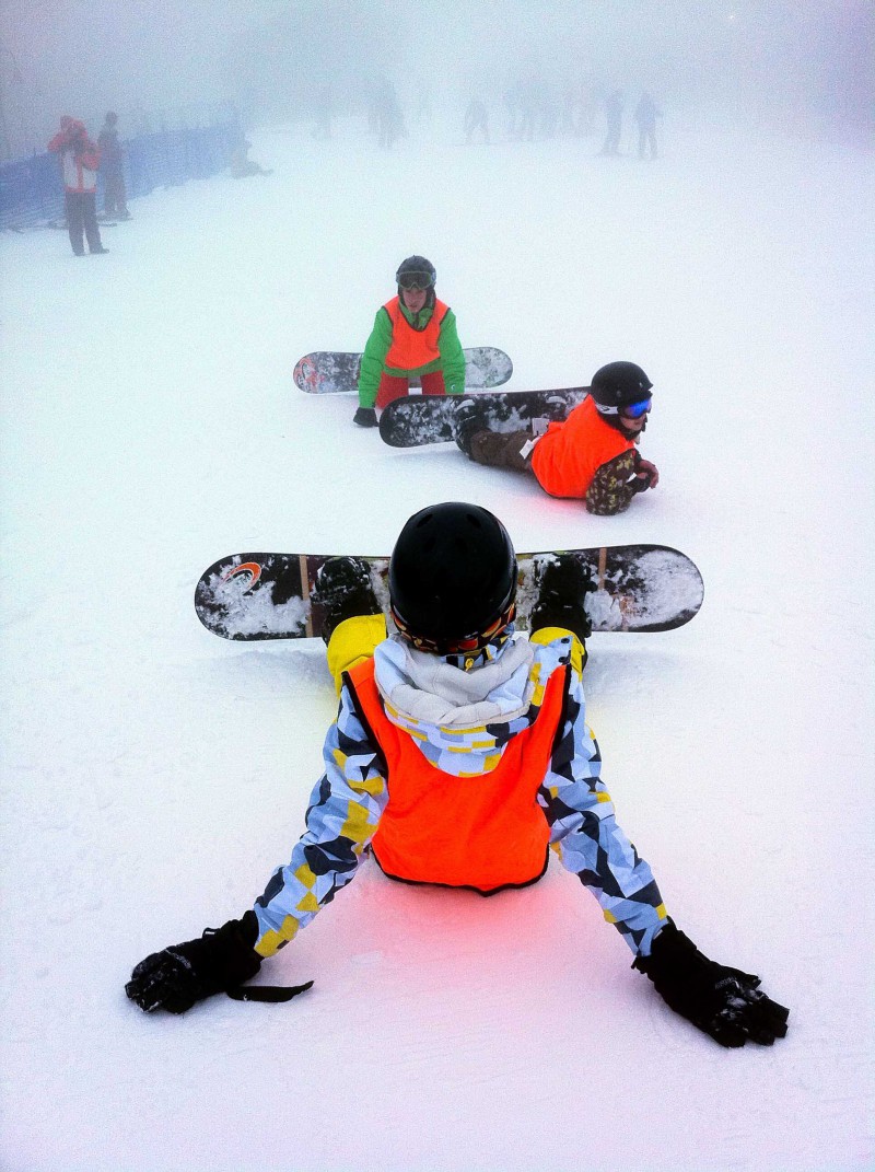 Tuyết lạnh không ngăn nổi bước chân của những du khách đam mê trên đường trượt tuyết trắng.