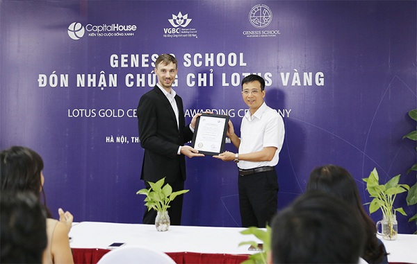 Đại diện Hội đồng Công trình xanh Việt Nam (VGBC) trao  chứng chỉ xanh Lotus hạng vàng cho Trường Mầm non và Tiểu học Genesis.