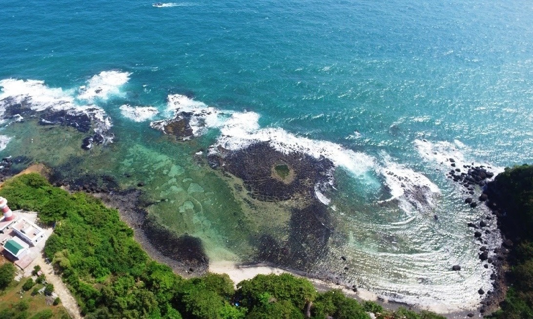  Nước biển Bình Châu trong vắt nhìn từ ngọn hải đăng Ba Làng An