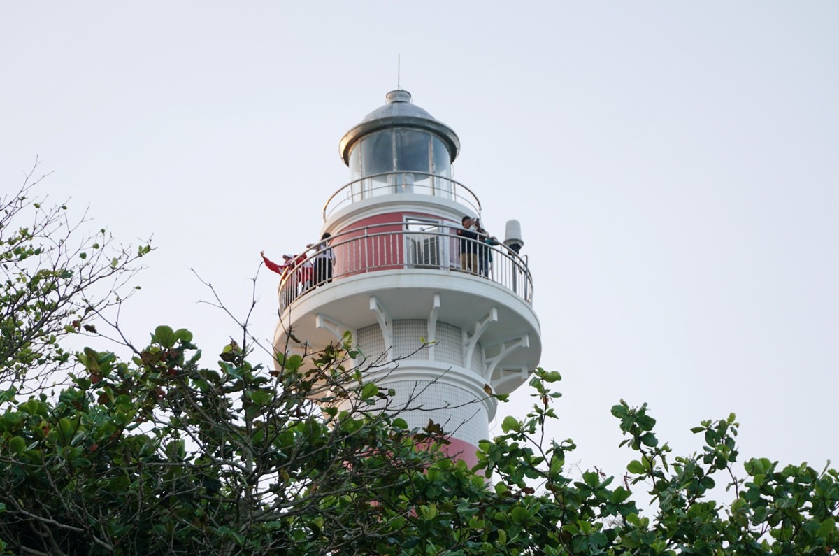 Chỉ cần mua vé tham quan 10.000 đồng, du khách có thể leo lên đỉnh hải đăng để ngắm cảnh biển cả khu vực mũi Ba Làng An