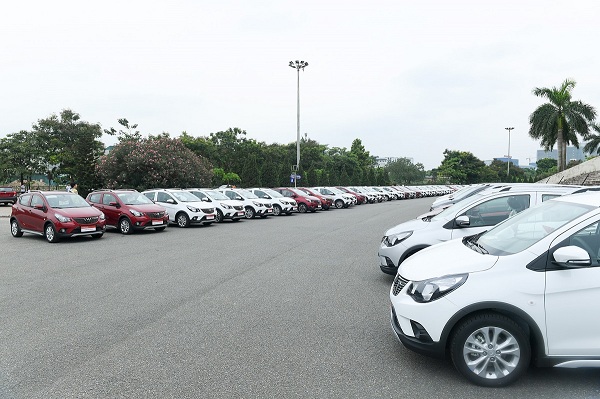 Hàng trăm xe VinFast Fadil tập kết ở Sân vận động Mỹ Đình (Hà Nội), sẵn sàng giao cho những khách hàng đặt cọc mua xe đầu tiên.