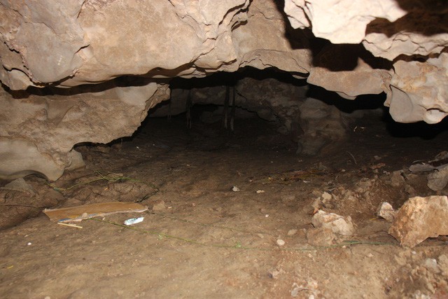 Cửa vào hang trông rất thô sơ và cũng chỉ cao khoảng hơn 1 mét