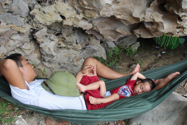 Hai bố con có giấc ngủ rất ngon trong hang hang Đồng Cò.