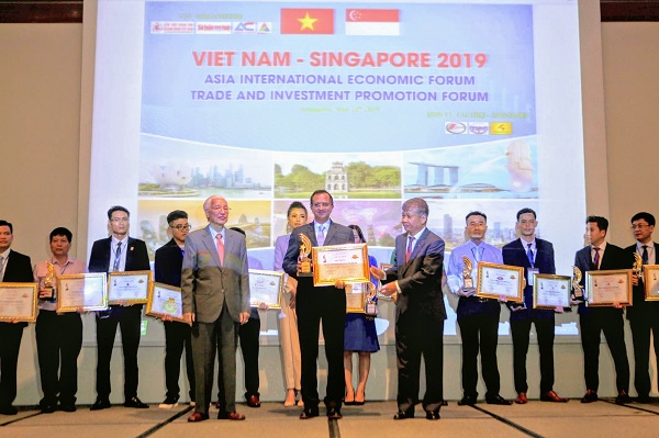 Basker Rangachari, Giám đốc Marketing, đại diện FE Credit nhận giải thưởng tại Diễn đàn kinh tế quốc tế ASIA 2019 tổ chức tại Singapore.