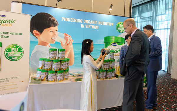 Đại diện các công ty trong Top 50 của toàn cầu tham dự hội nghị quan tâm tìm hiểu về sản phẩm Vinamilk Organic Gold.