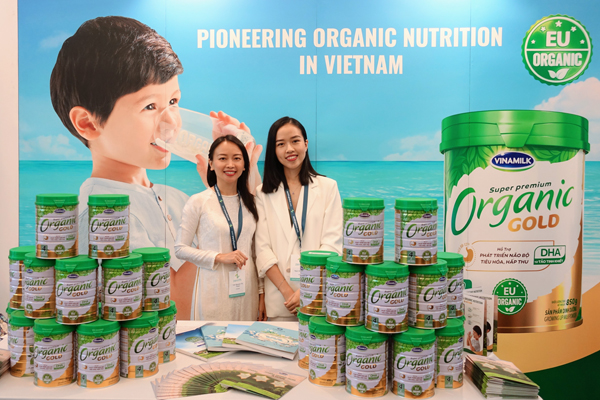Tại Hội nghị, Vinamilk đặc biệt giới thiệu Vinamilk Organic Gold - sản phẩm sữa bột cho trẻ đạt chuẩn Organic châu Âu đầu tiên được sản xuất tại Việt Nam.