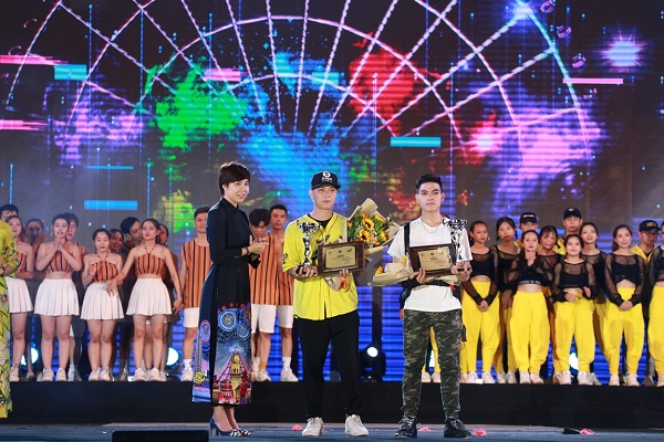 Zeal Dance Crew – Hội sinh viên Việt Nam tỉnh Phú Thọ và Đại học Y dược Huế đạt đồng Giải Ba chung cuộc.